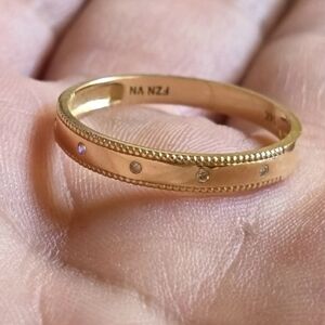 14K GOLD Ring With Diamonds & Ridged Edge.